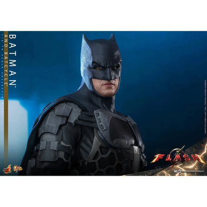 Batman & Batcycle: The Flash: Dc Comics - Hot Toys Action Figure