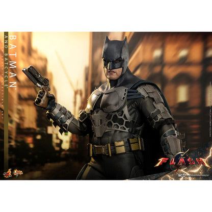 Batman & Batcycle: The Flash: Dc Comics - Hot Toys Action Figure