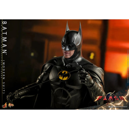 Batman: Modern Suit: The Flash: Dc Comics - Hot Toys Action Figure