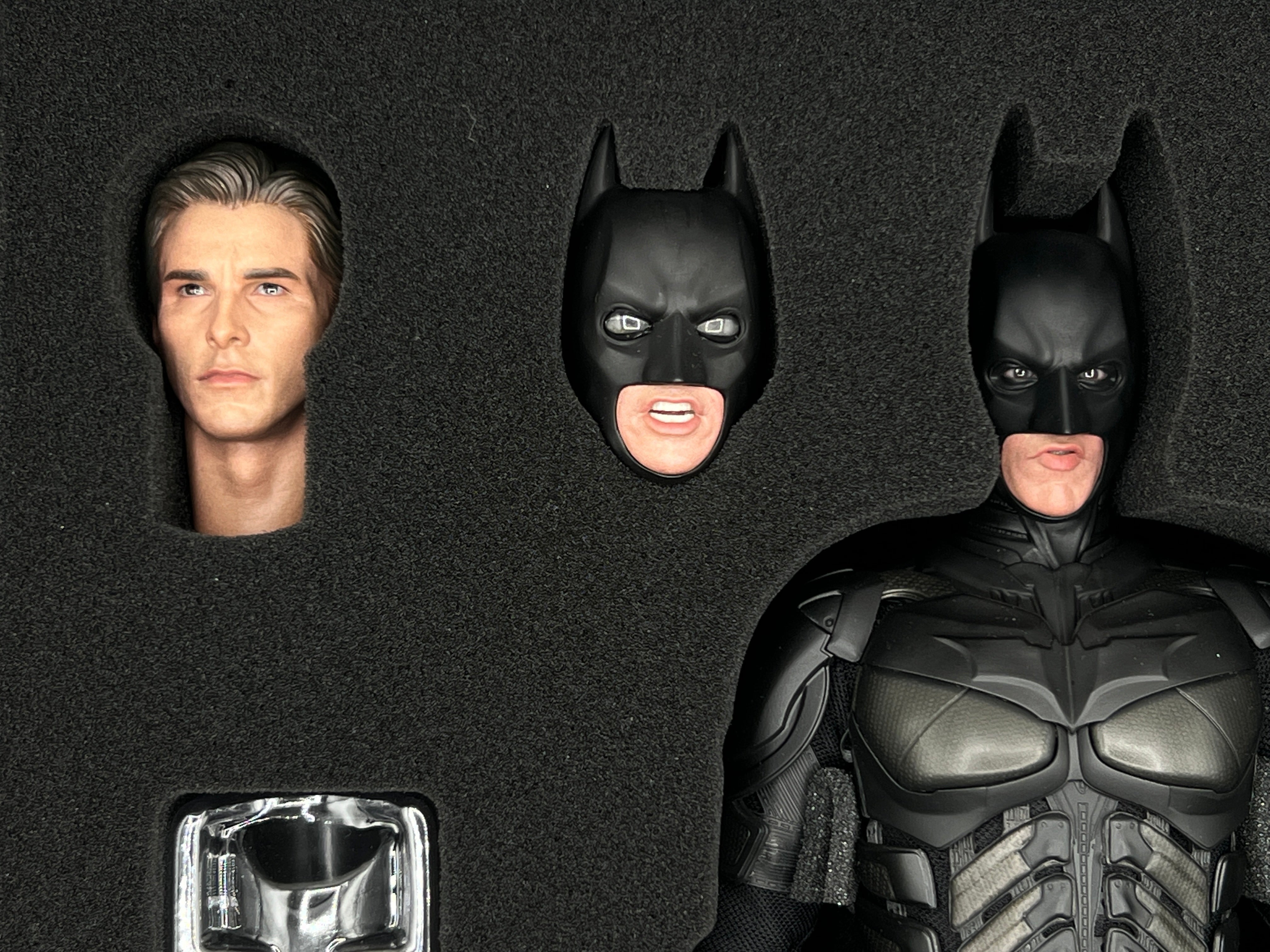 Batman: The Dark Knight Trilogy: DX19: Hot Toys: New With A Small Issue: Read Description! Action Figure Hot Toys