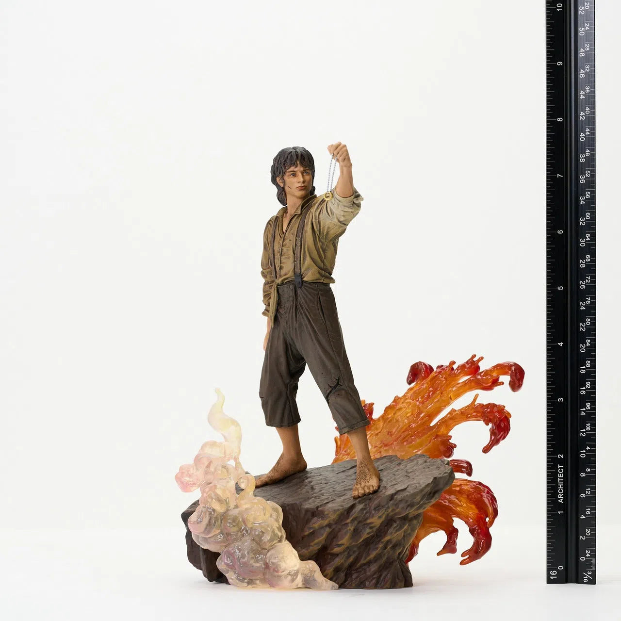 The Lord of the Rings: Gallery: Frodo: Deluxe Figure Diorama: 20cm Diamond Select